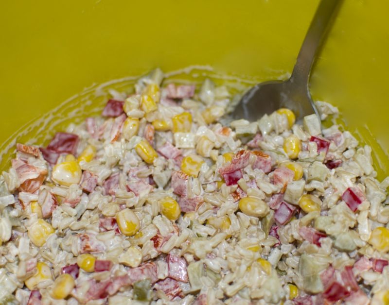 Sałatka z ryżem brązowym i warzywami