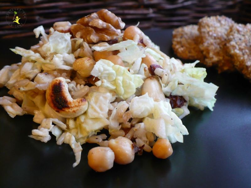 Sałatka z ryżem ciecierzycą i bakaliami