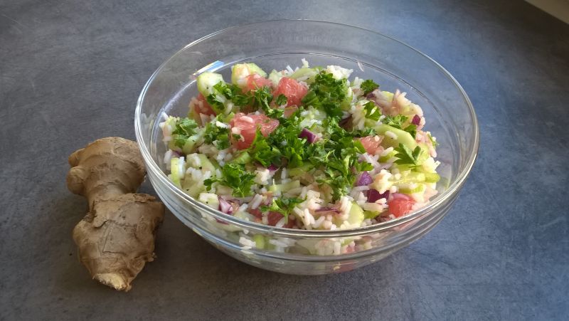 Sałatka z ryżem, grejpfrutem i selerem naciowym