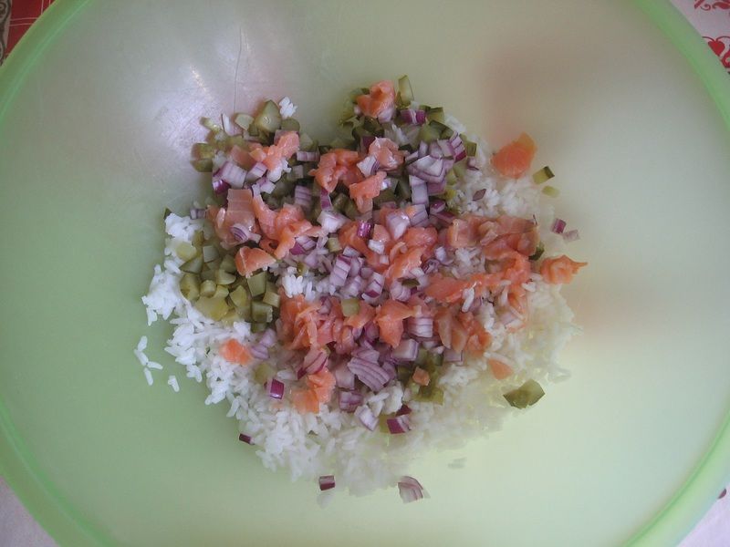 Sałatka z ryżem i łososiem