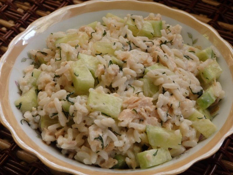 Sałatka z ryżem i łososiem w sosie koperkowym