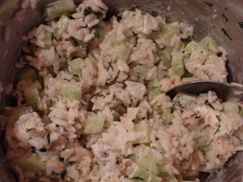 Sałatka z ryżem i łososiem w sosie koperkowym