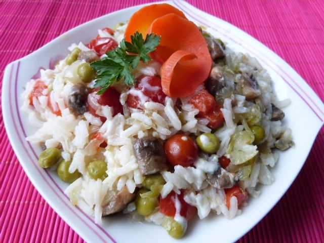 Sałatka z ryżem i pieczarkami