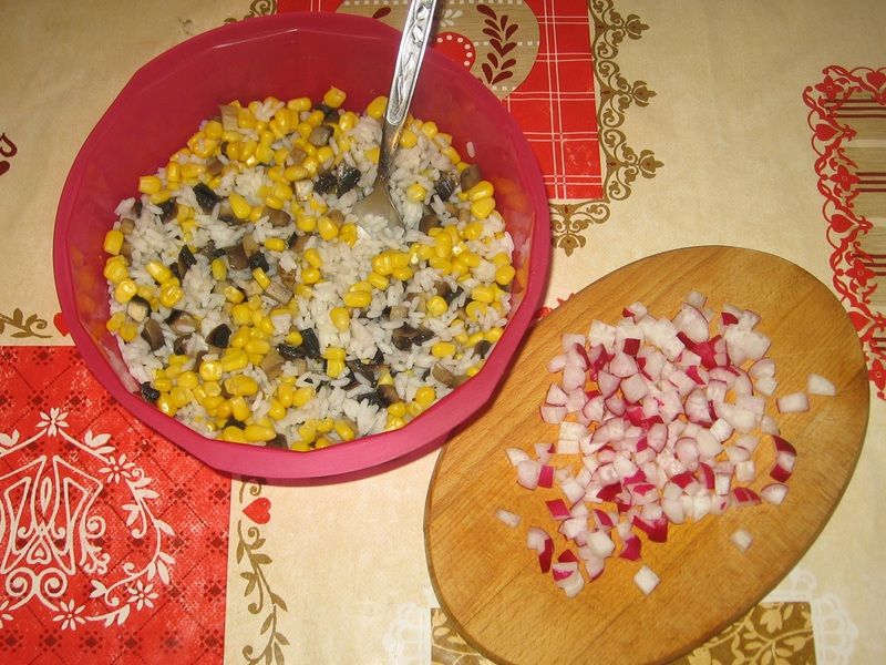Sałatka z ryżem i pieczarkami