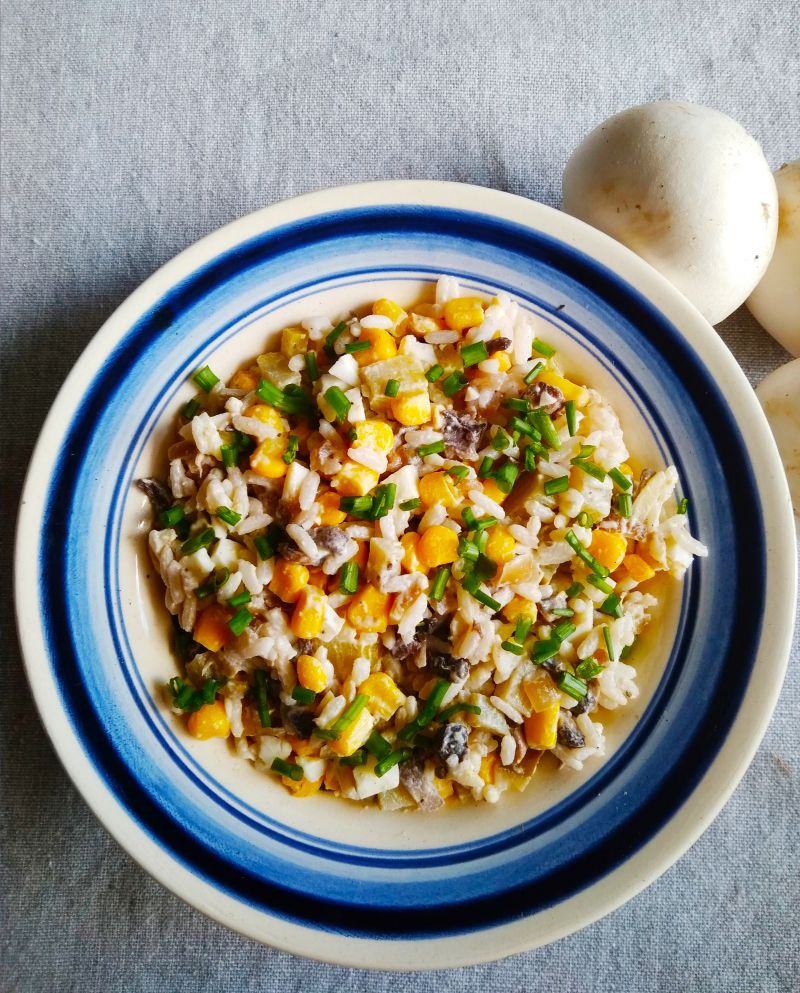 Sałatka z ryżem i pieczarkami