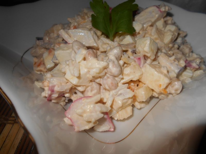 Sałatka z ryżem i surimi Sałatka z ryżem i surimi