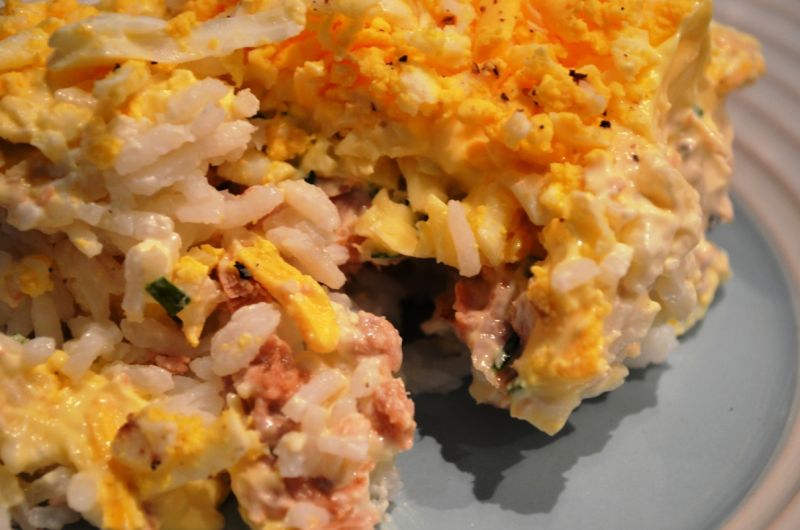 Sałatka z ryżem i tuńczykiem Sałatka z ryżem i tuńczykiem