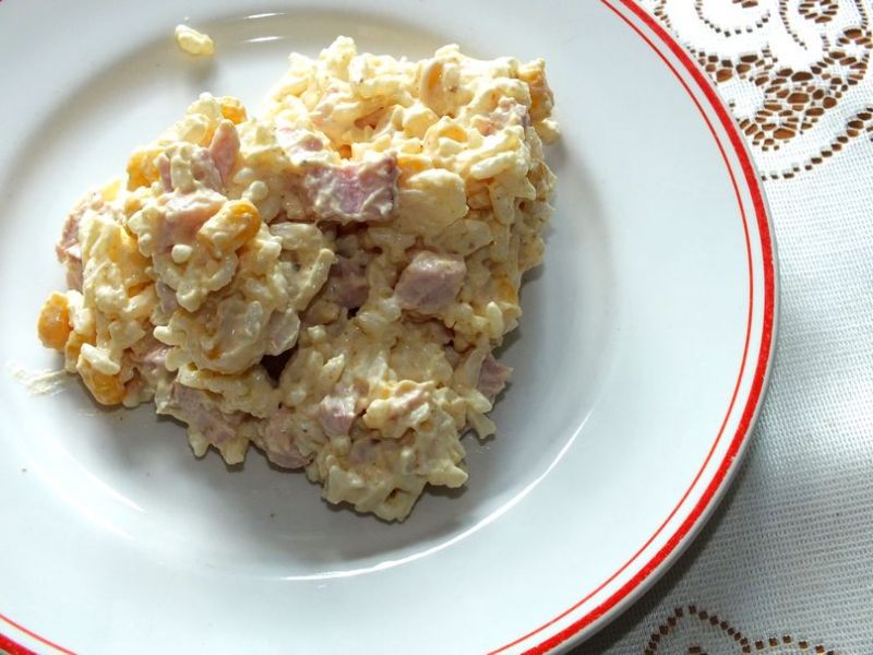 Sałatka z ryżem i wędzonym kurczakiem