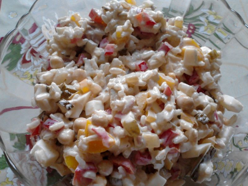 Sałatka z ryżem, jajkiem i tuńczykiem