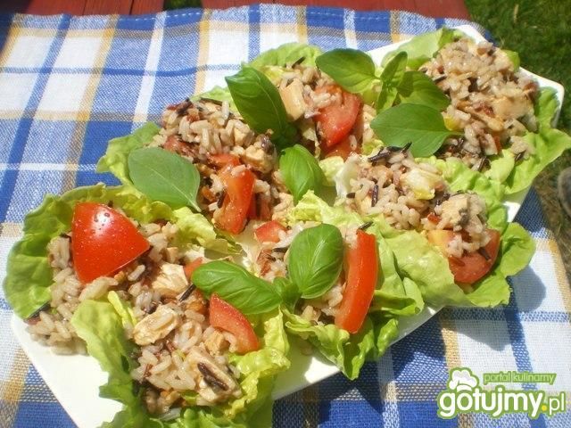 Sałatka z ryżem, kurczakiem i pomidorem