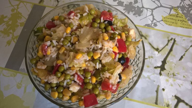 Sałatka z ryżem, papryką marynowaną i sałatą