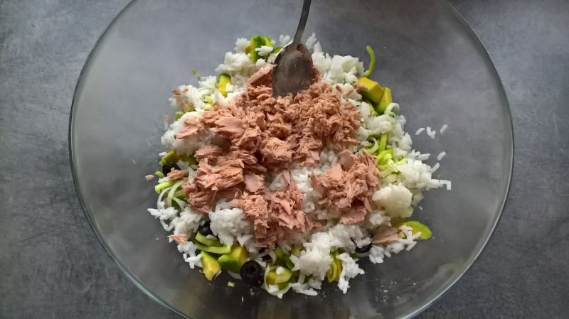 Sałatka z ryżem, tuńczykiem i awokado