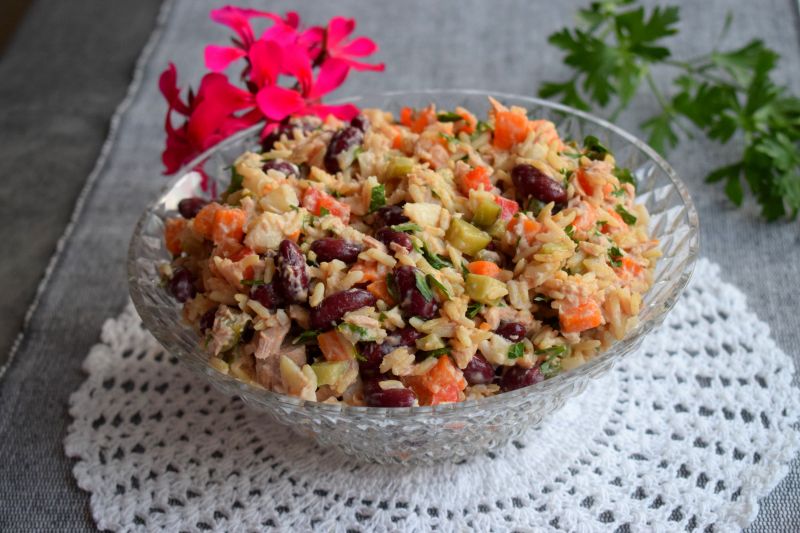 Sałatka z ryżem, tuńczykiem i gotowanymi warzywami