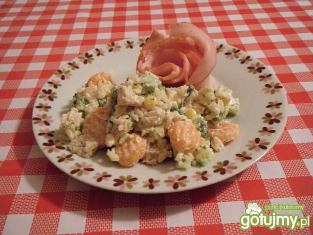 Sałatka z ryżu, brokułów i mięsa.