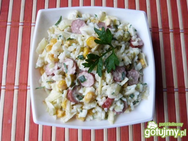 Sałatka z ryżu i kabanosów