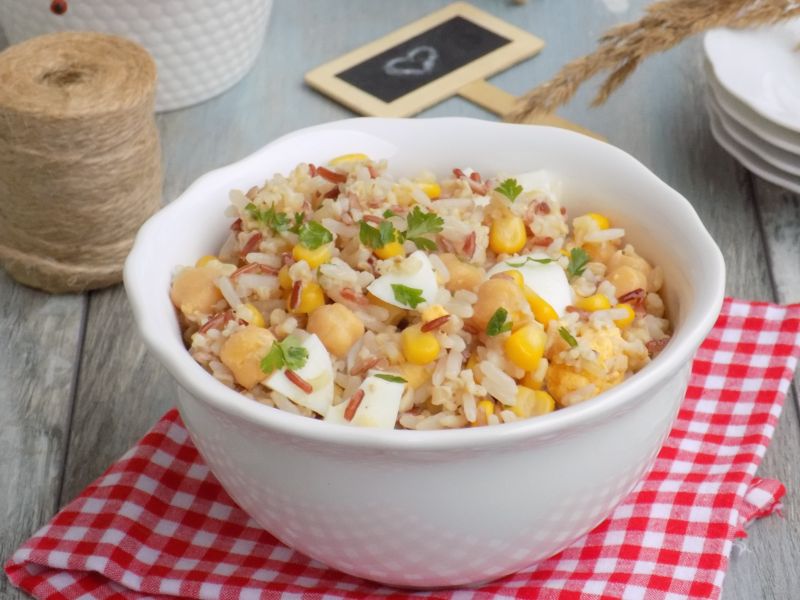 Sałatka z ryżu i kaszy, z jajkiem i ciecierzycą Sałatka z ryżu i kaszy, z jajkiem i ciecierzycą