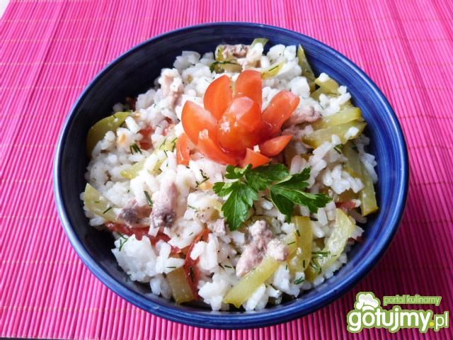Sałatka z ryżu i konserwy rybnej