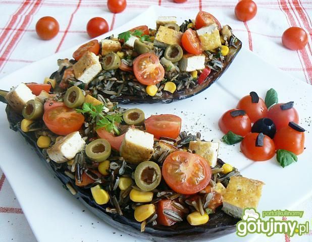 Sałatka z  ryżu i  tofu w baklażanie Sałatka z  ryżu i  tofu w baklażanie