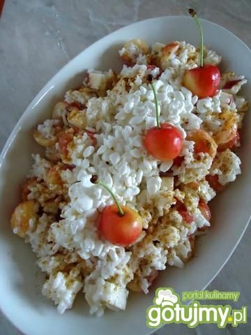 Sałatka z ryżu, jabłek i czereśni