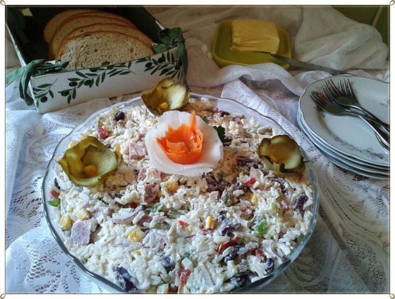 Sałatka z ryżu jaśmin. z fasolą i sosem tatar