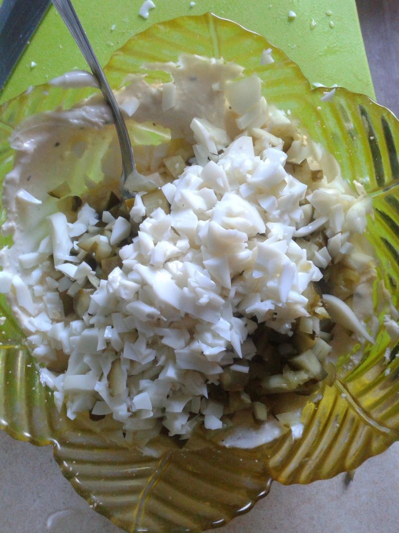 Sałatka z ryżu jaśmin. z fasolą i sosem tatar
