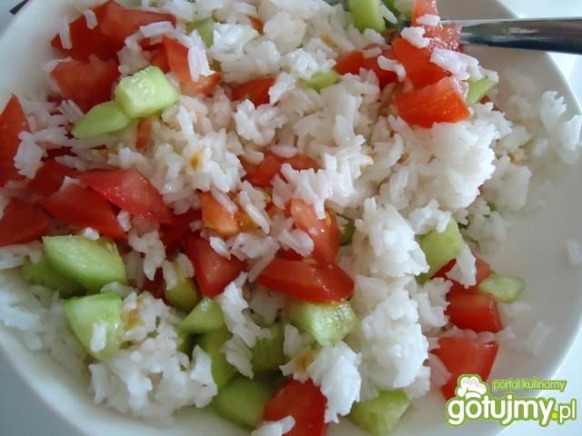 Sałatka z ryżu, pomidorów i ogórków