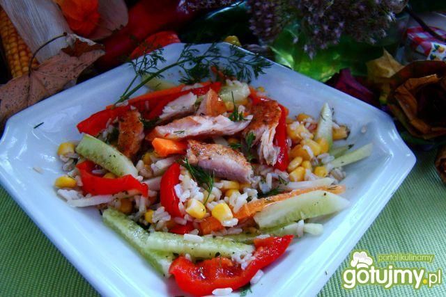Sałatka z ryżu z wędzonym łososiem