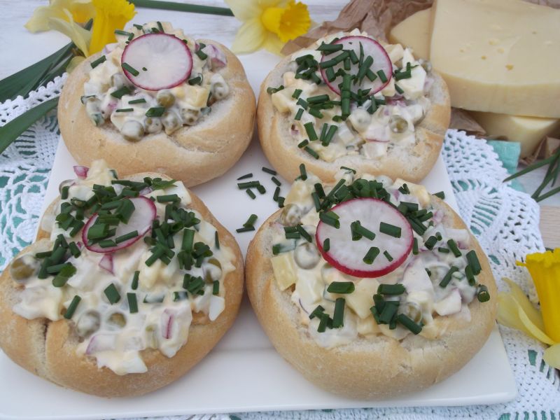 Sałatka z rzodkiewą podana w bułeczkach