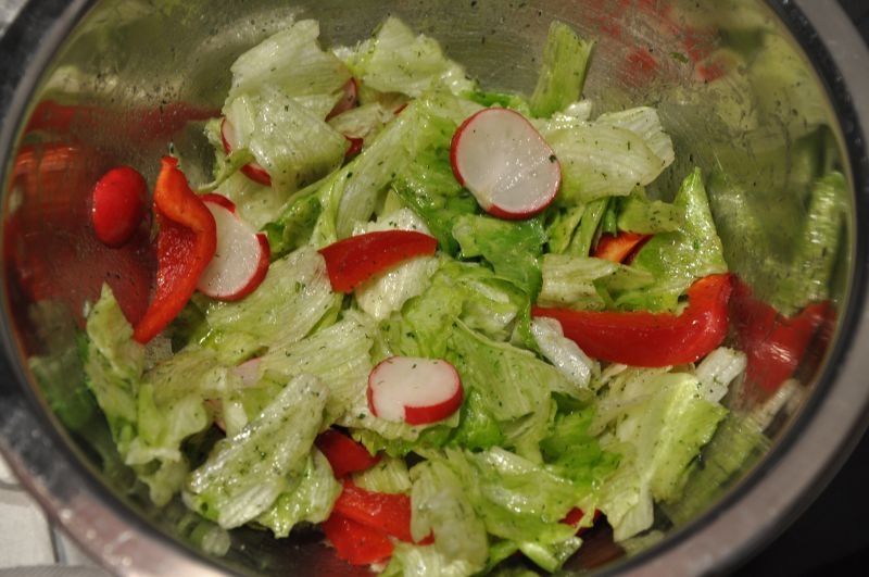 Sałatka z rzodkiewką i papryką