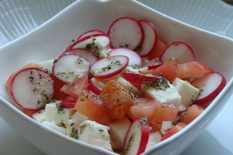 Sałatka z rzodkiewką i pomidorem