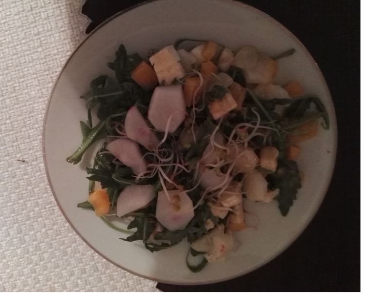 Sałatka z rzodkiewką i serem pleśniowym Sałatka z rzodkiewką i serem pleśniowym