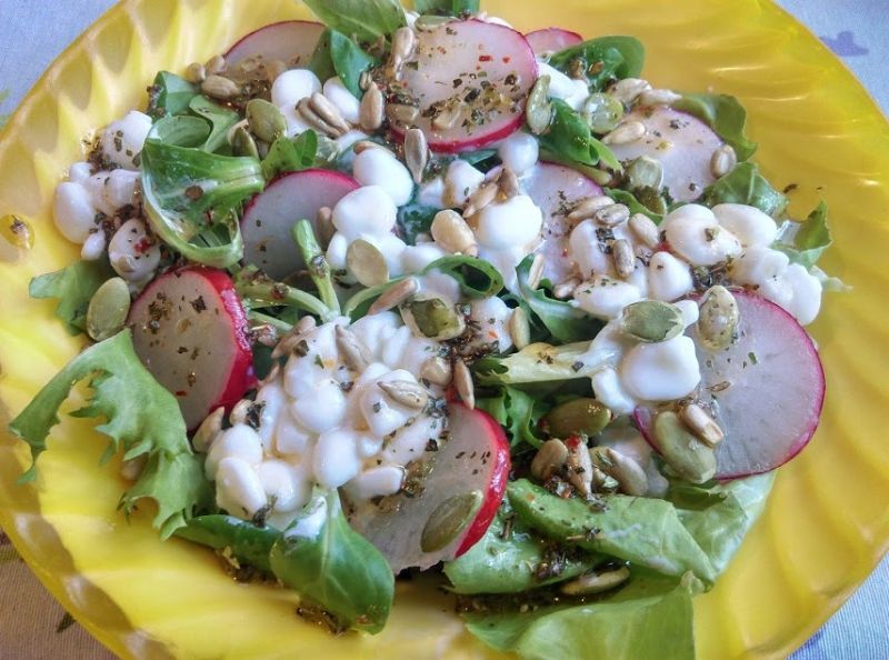 Sałatka z rzodkiewką i serkiem wiejskim Sałatka z rzodkiewką i serkiem wiejskim