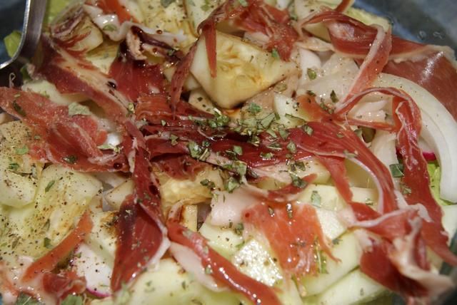 Sałatka z rzodkiewką i szynką hiszpańską Sałatka z rzodkiewką i szynką hiszpańską