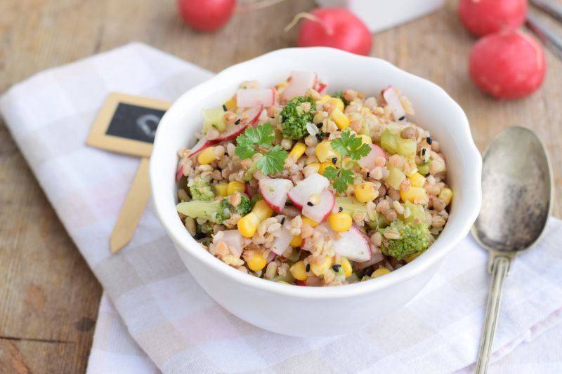 Sałatka z rzodkiewką, kukurydzą i brokułem