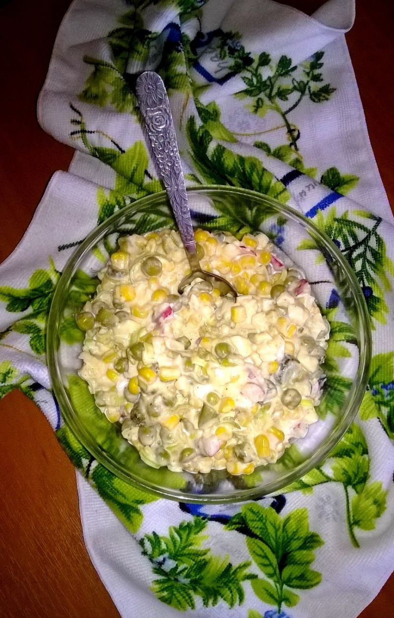 Sałatka z rzodkiewką, ogórkiem i dodatkami