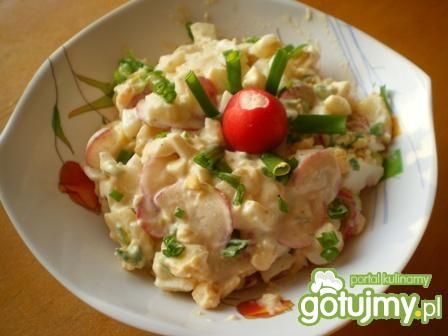 Sałatka z rzodkiewką, ogórkiem i jajkiem