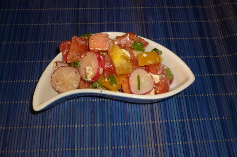 Sałatka z rzodkiewką, serem feta i żółtą papryką Sałatka z rzodkiewką, serem feta i żółtą papryką