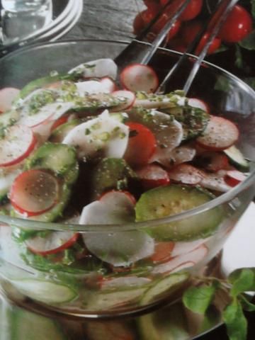 Sałatka z rzodkiewki i ogórków.