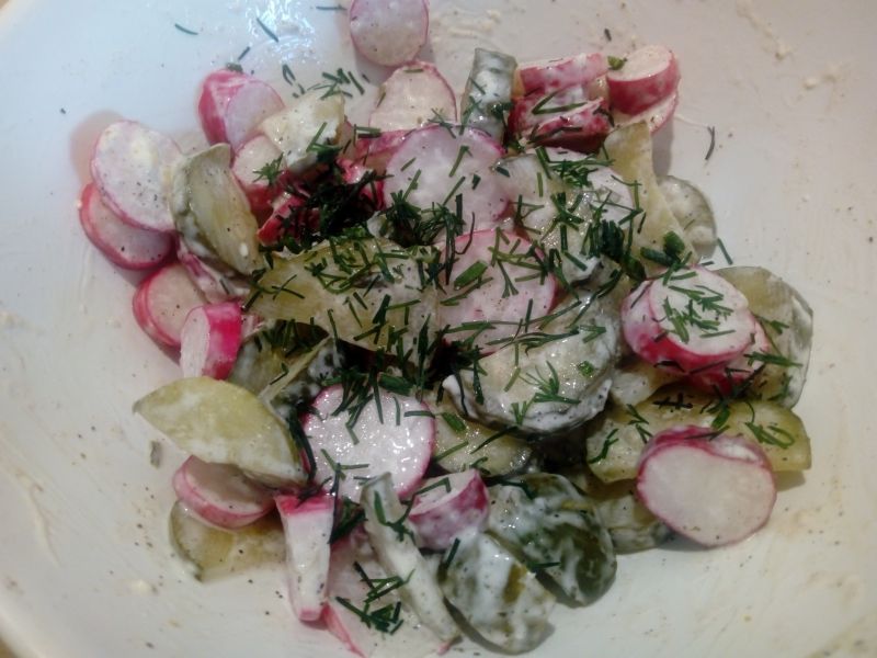 Sałatka z rzodkiewki i ogórków małosolnych