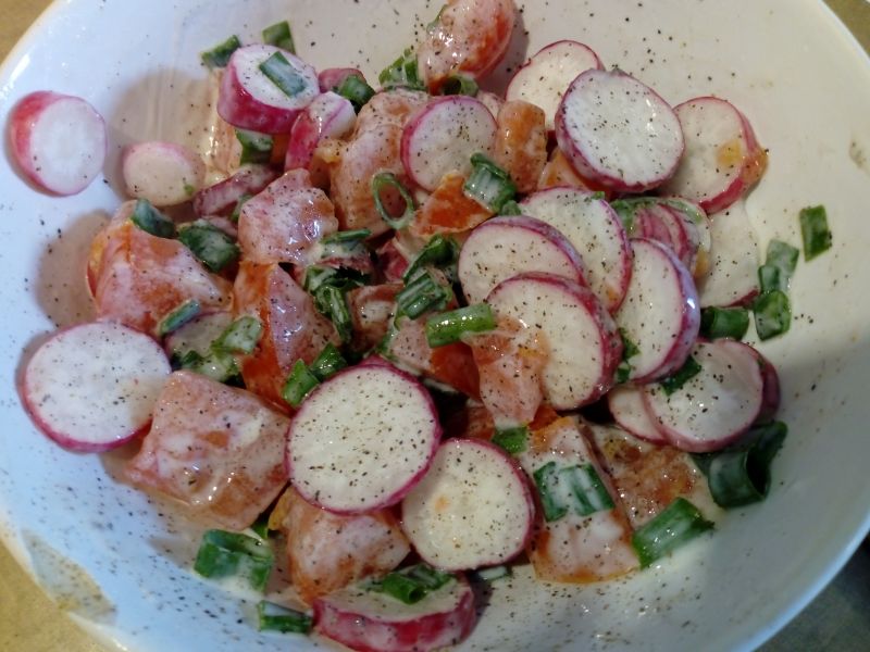 Sałatka z rzodkiewki z pomidorem i papryką Sałatka z rzodkiewki z pomidorem i papryką