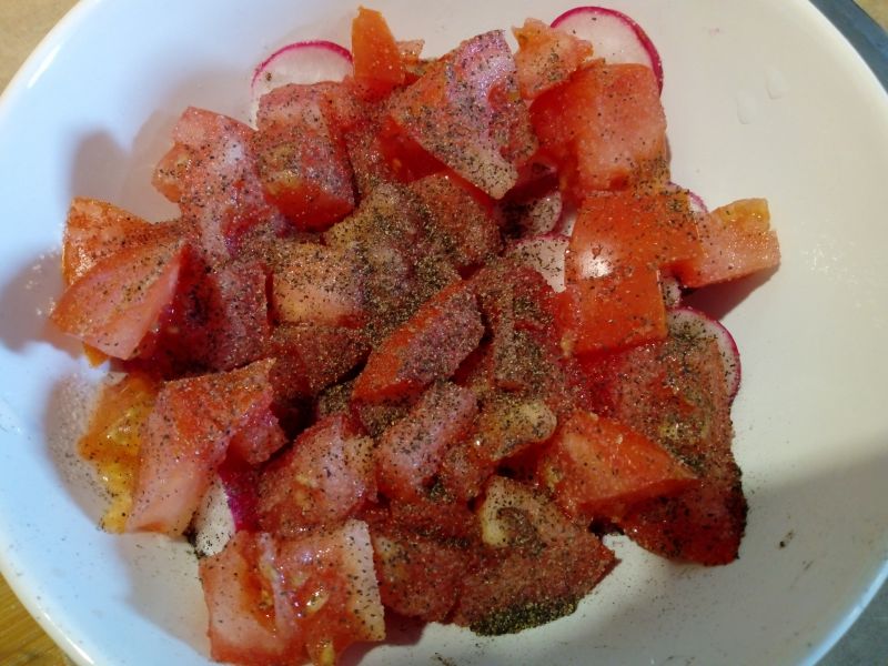 Sałatka z rzodkiewki z pomidorem i papryką
