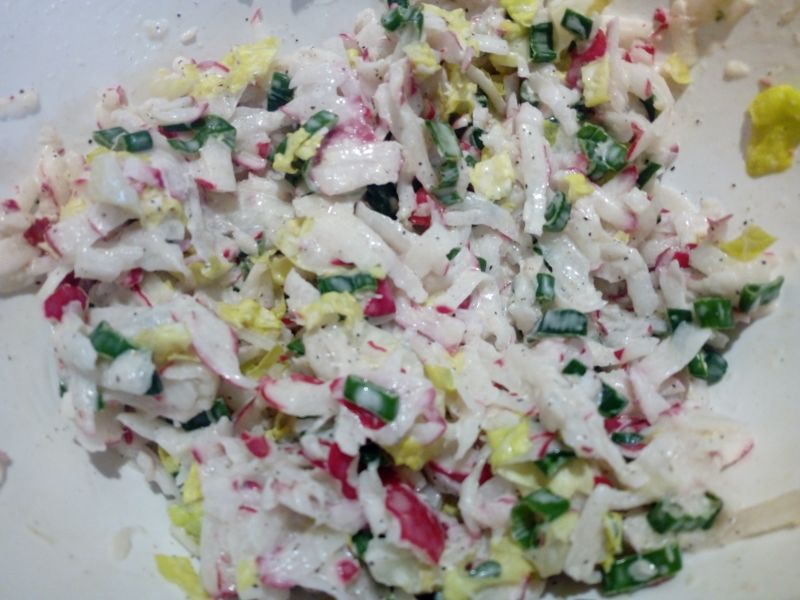 Sałatka z rzodkiewki z sałatą i szczypiorkiem Sałatka z rzodkiewki z sałatą i szczypiorkiem