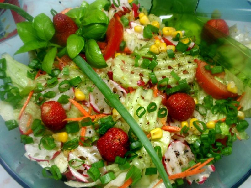 Sałatka z rzodkiweką i truskawkami