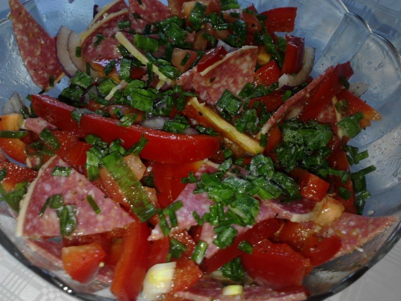 Sałatka z salami Sałatka z salami