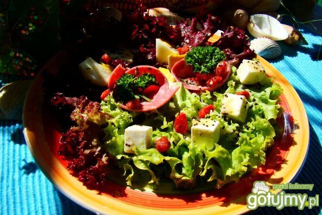 Sałatka z salami i sosem makowo-sezamowy Sałatka z salami i sosem makowo-sezamowy