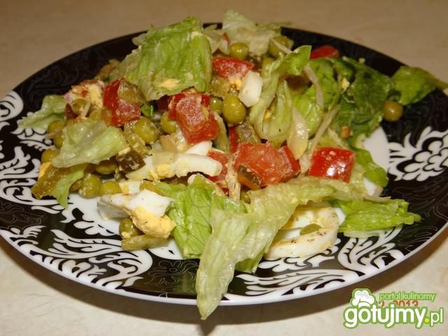 Sałatka z sałatą lodową i groszkiem Sałatka z sałatą lodową i groszkiem