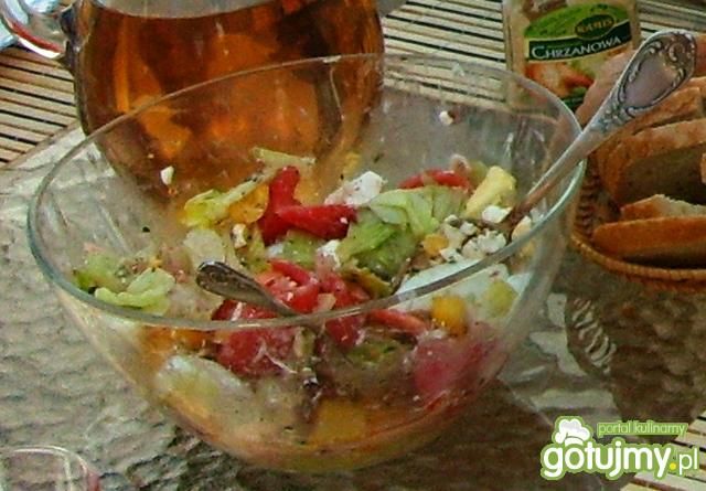 Sałatka z sałatą lodową i nektarynką