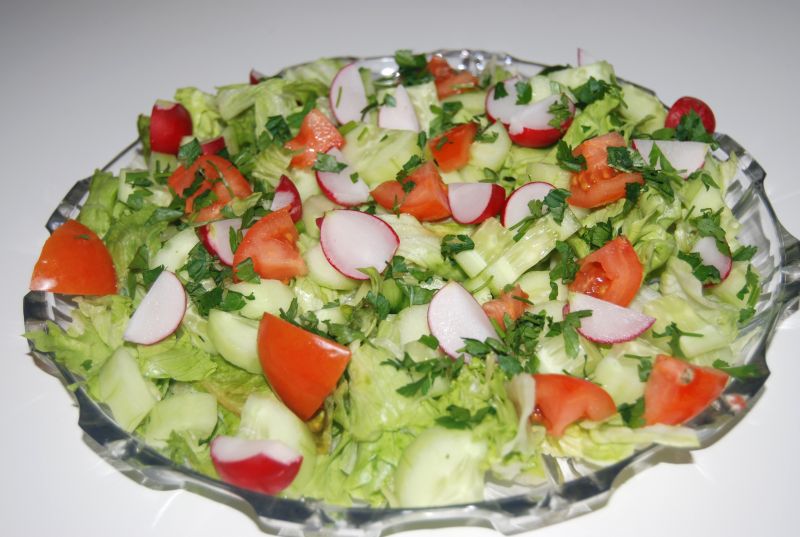 Sałatka z sałatą lodową i rzodkiewką Sałatka z sałatą lodową i rzodkiewką