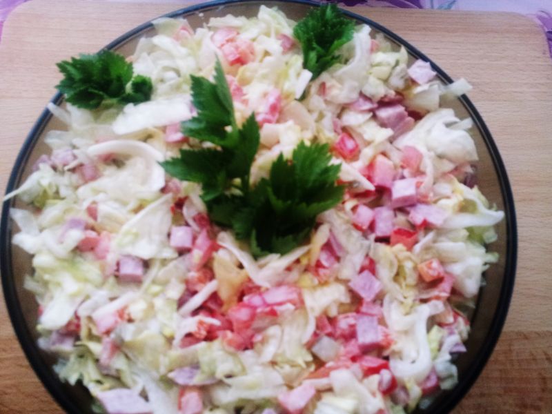 Sałatka z sałatą lodową krakowską papryką ogórkiem