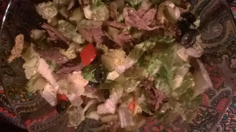 sałatka z sałata rzymską, mozzarella i kaczką sałatka z sałata rzymską, mozzarella i kaczką